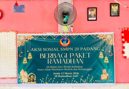 Berbagi Paket Ramadhan SMPN 20 Padang